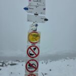 Drogowskaz na szlaku, zimowy krajobraz