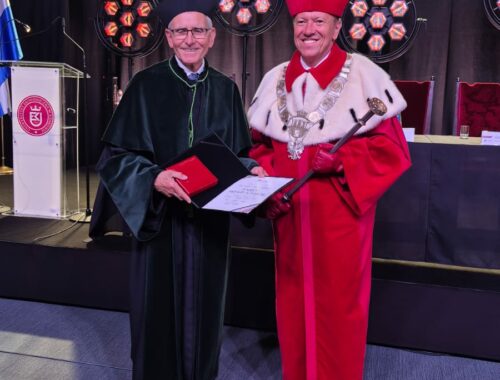 Zdjęcie w togach od lewej prof. Jan Wiktor i prof. Bernard Ziębicki z medalem w tle podium